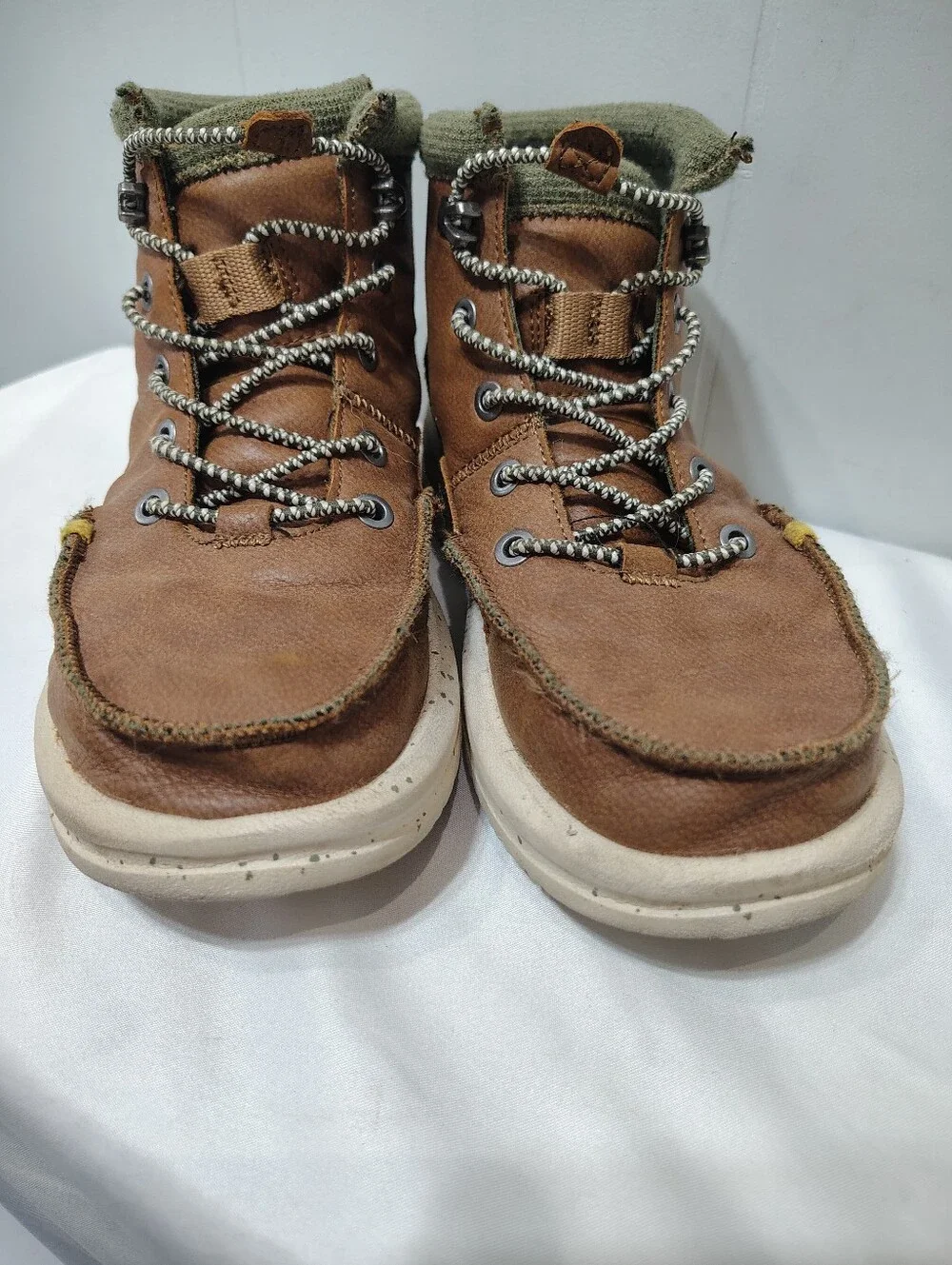 HEYDUDE Bradley Youth Leather Chukka Boots Size 4Y Brown Tan
